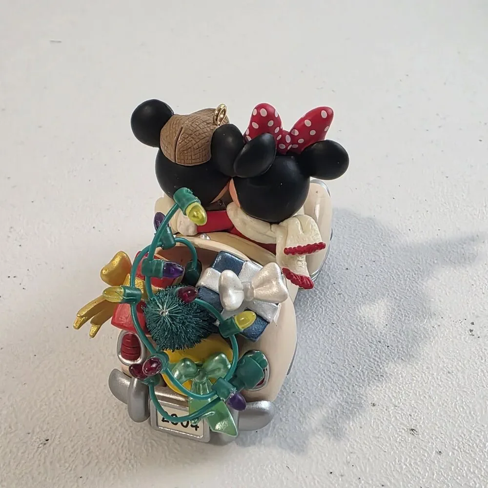 Hallmark Keepsake Ornament Disney's Mickey & Minnie World-Class Shoppers 2004